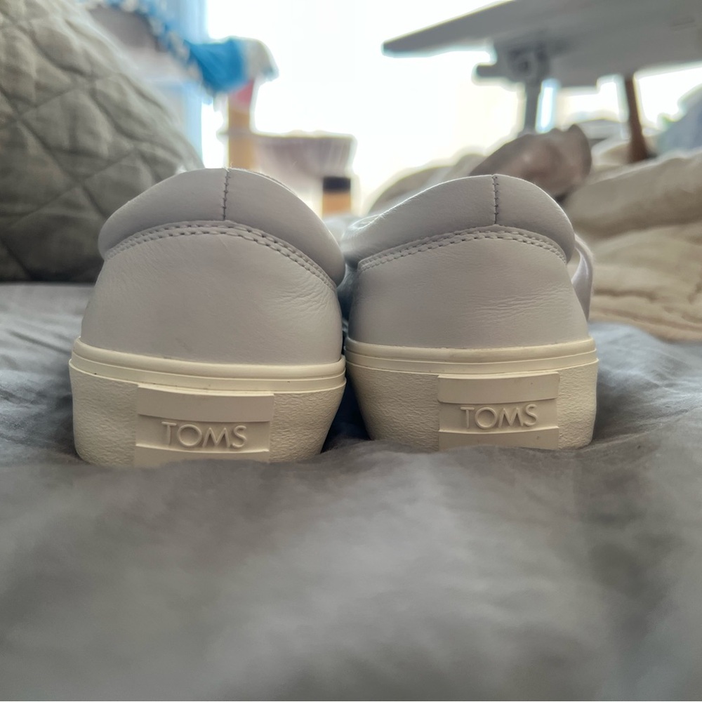 NWT size 7 Toms White Leather Sneakers with Lace-Up Design - Picture 4 of 6